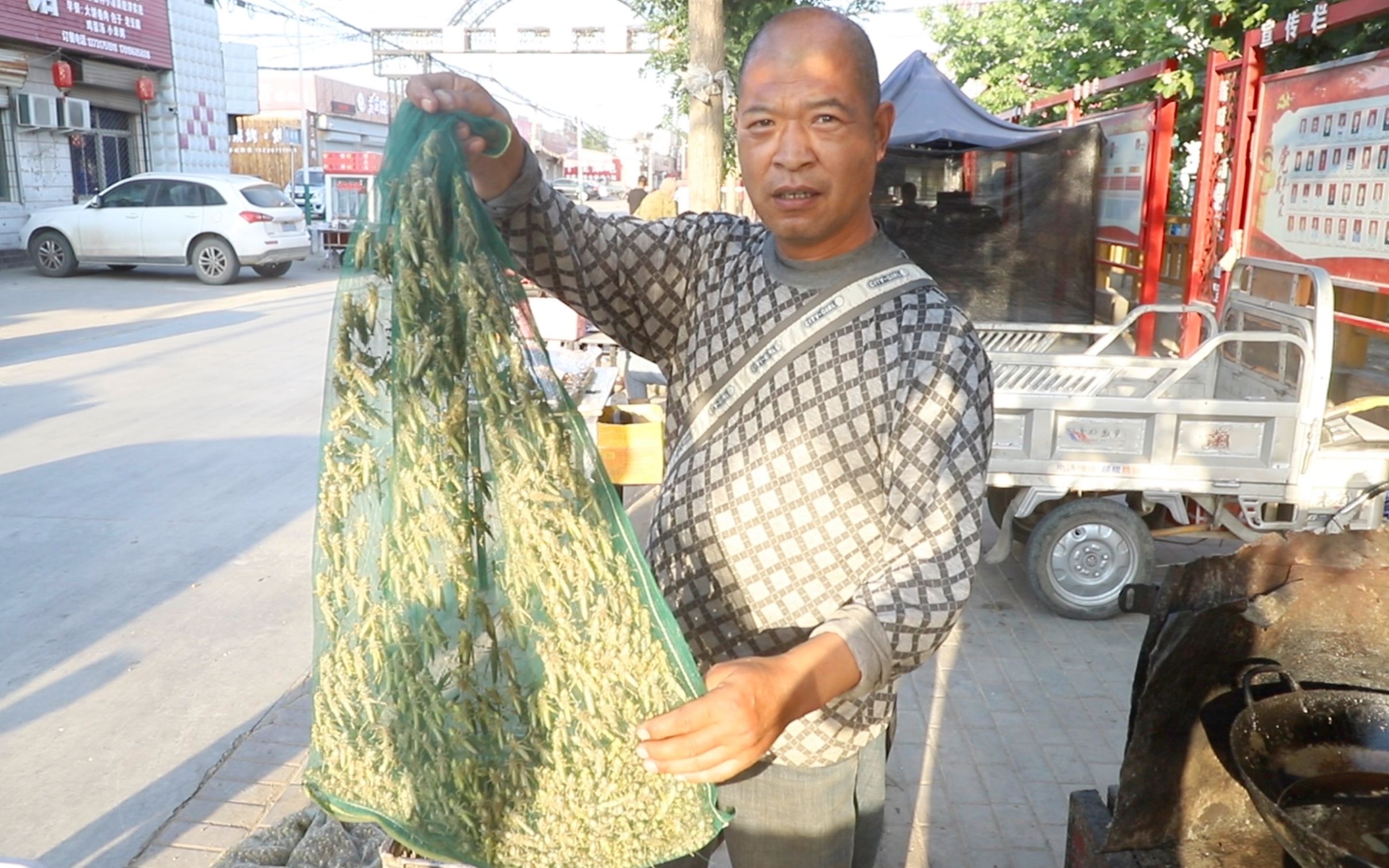 河北大哥卖重口美食油炸活蚂蚱，10块钱一份，一天卖2000生意真好