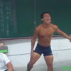 壮实肌肉男同学教室大跳骑马舞，表情丰富身材结实，令人大饱眼福