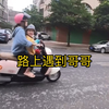 路上遇到哥哥去幼儿园，妹妹哭了：说哥哥不要妹妹了