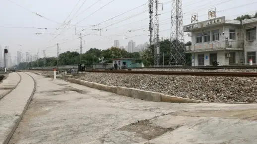 Z137次列车汉阳站通过