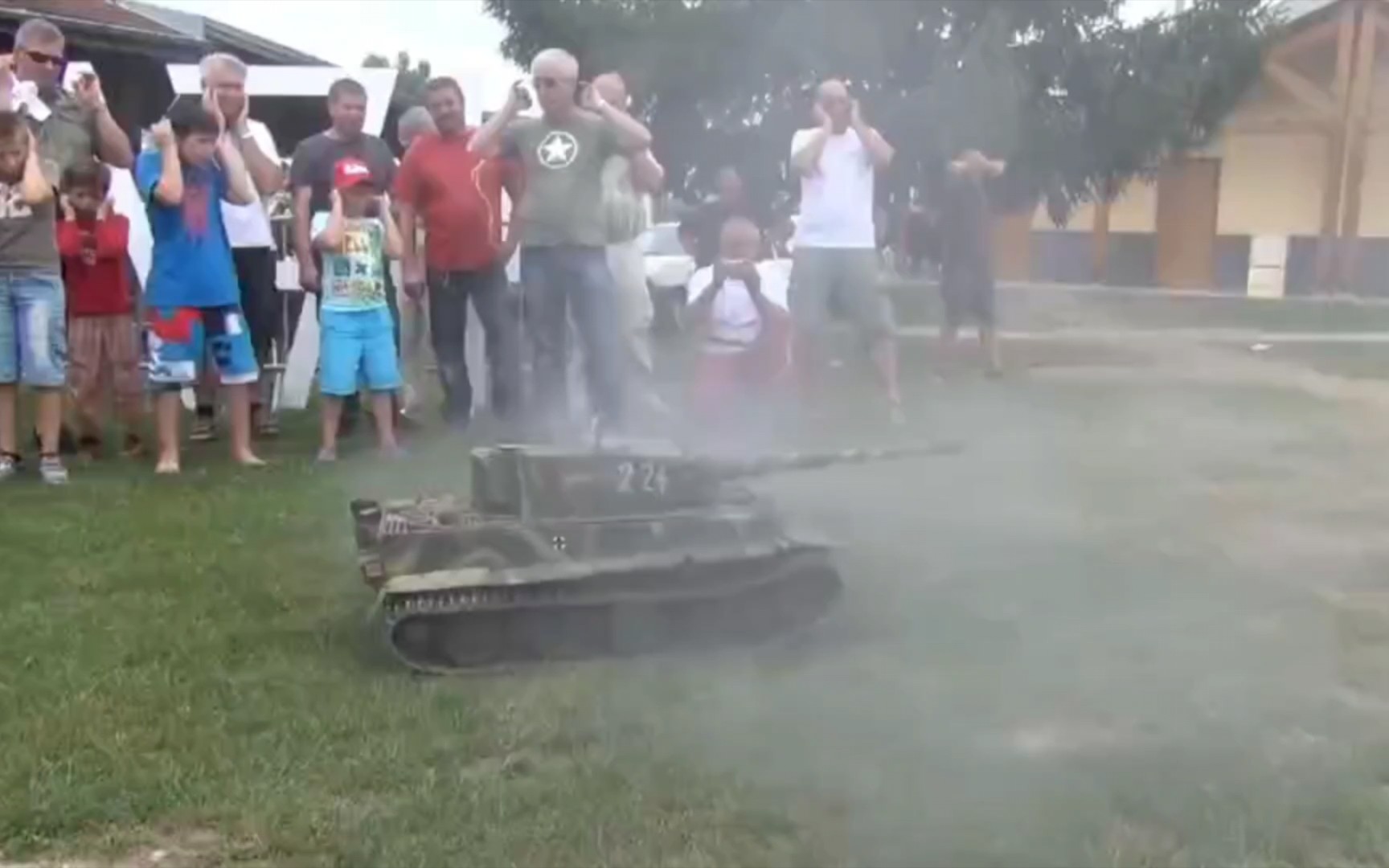 老外制作的大尺寸金属坦克模型，用霰弹枪子弹当炮弹发射！