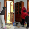 女子烧炭取暖两次晕倒，俩孩子察觉不对迅速求援守护，转危为安