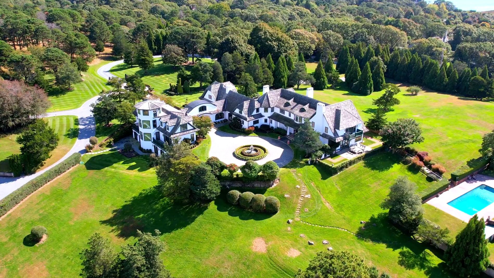 纽约州南安普顿传奇的阿特伯里庄园包含一座始建于1912年左右的庄严定制住宅、一座历史悠久的马车房、车库、温室、游泳池、泳池房和网球场；东南地块约15.18英亩