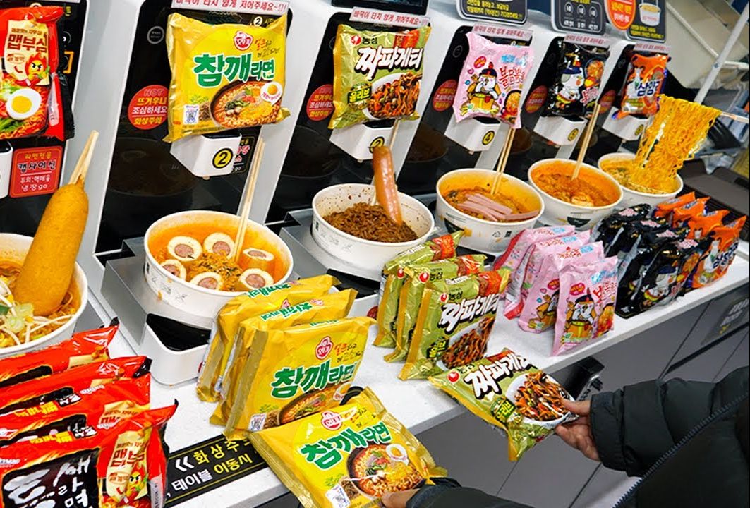 【韩国街头美食】神奇的24小时自动拉面机！ 配料无限量免费！ （无人拉面店）
