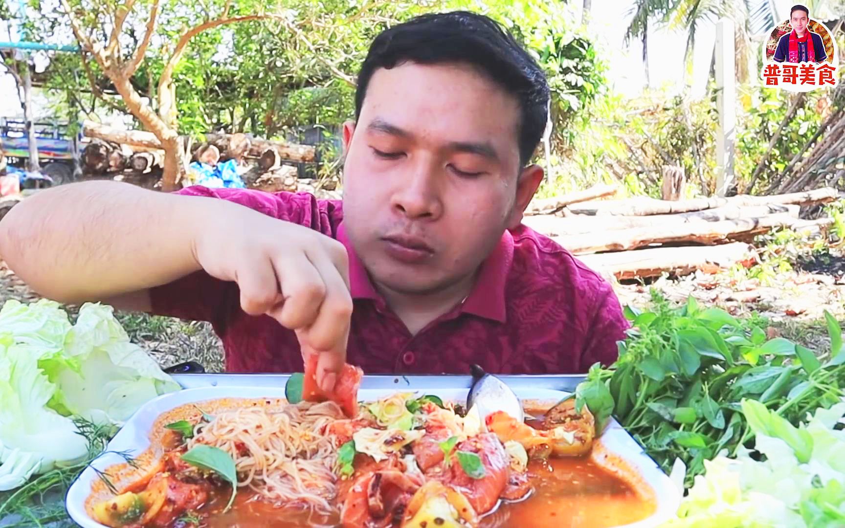 普哥美食香辣三文鱼拌米粉新鲜竹笋味道鲜美速来围观