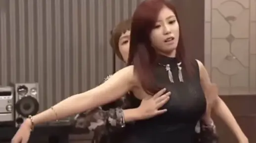 小西八的综艺女团成员疯狂抖胸博眼球