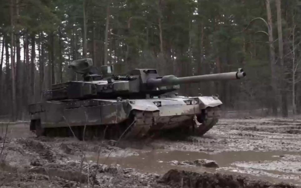 波兰总统参观南棒出口的K2GF(Gap-Filler)黑豹战车首次实施实弹射击演习
