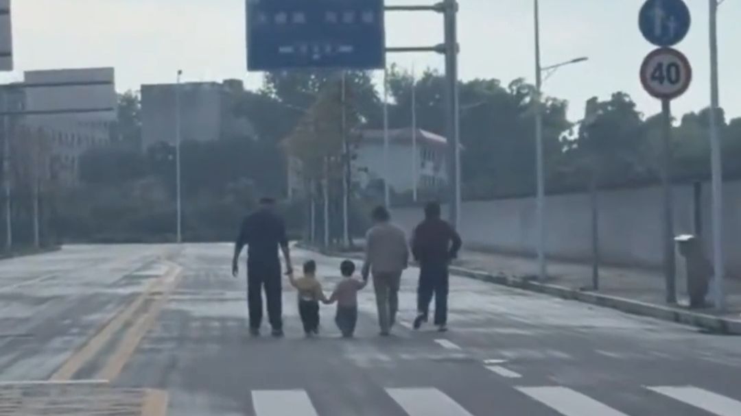 【智人TV】哇，路上还有保龄球可以打