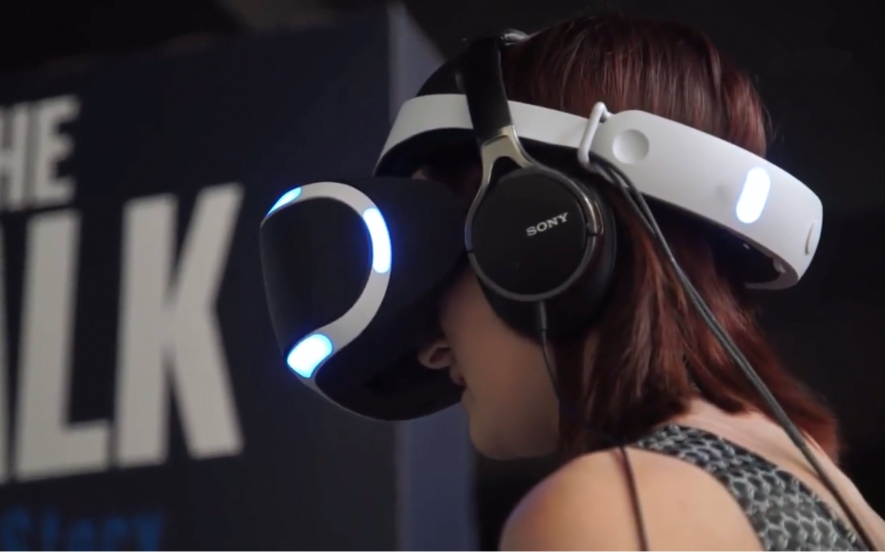 实拍女玩家用PS VR体验摩天大楼走钢丝视频在