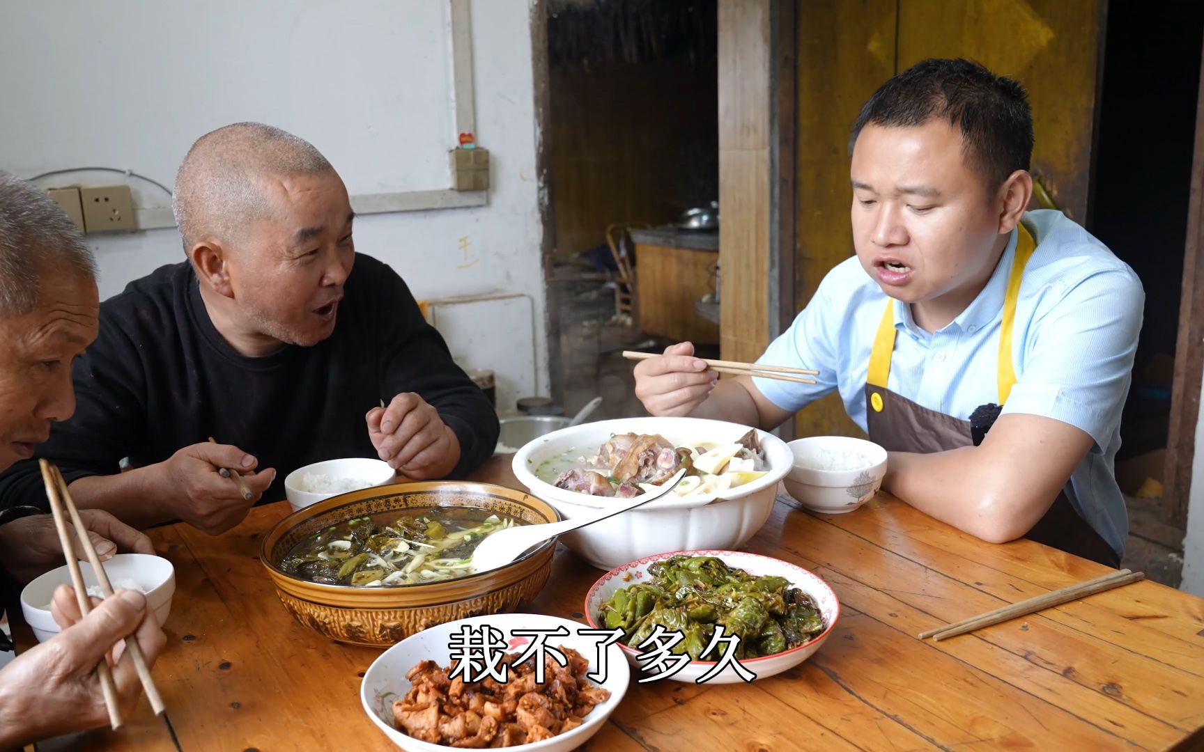 这小伙吃肉借口多？5斤腊猪蹄招待幺舅，商量一起栽秧子，吃香了