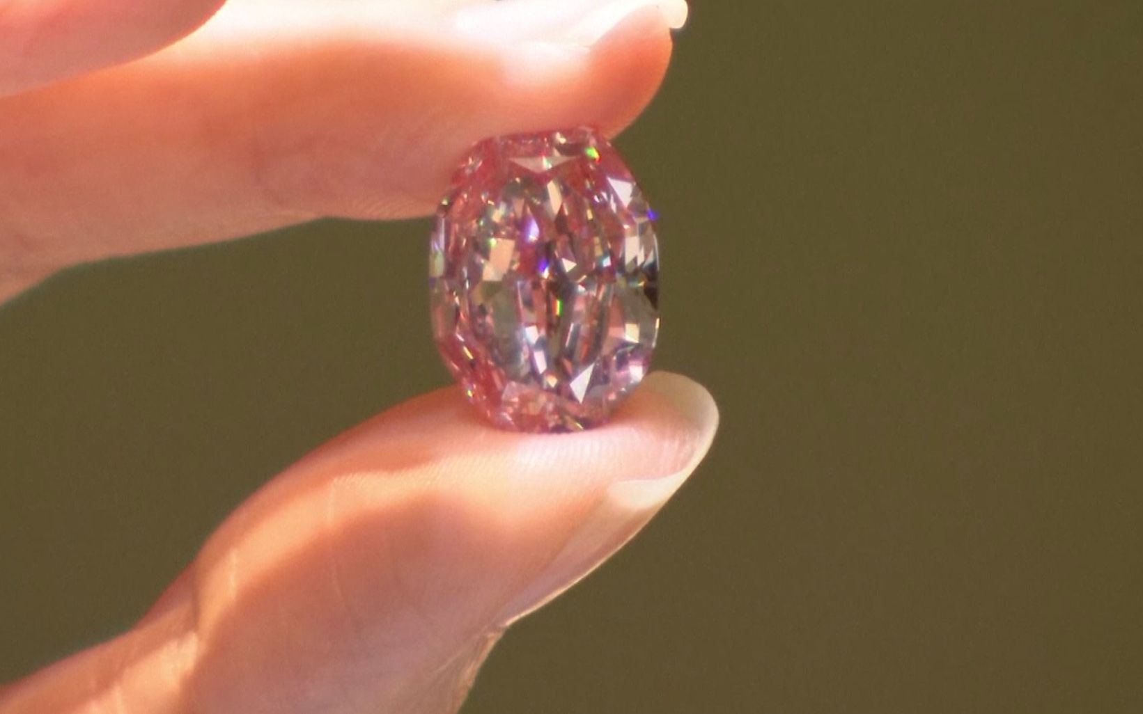 14.83克拉！世界上最大的紫粉钻“玫瑰花魂”以2660万美元成交