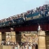 印度阿三真实上火车 , 不愧是开挂民族!  印度人开挂火车日常 视频合集