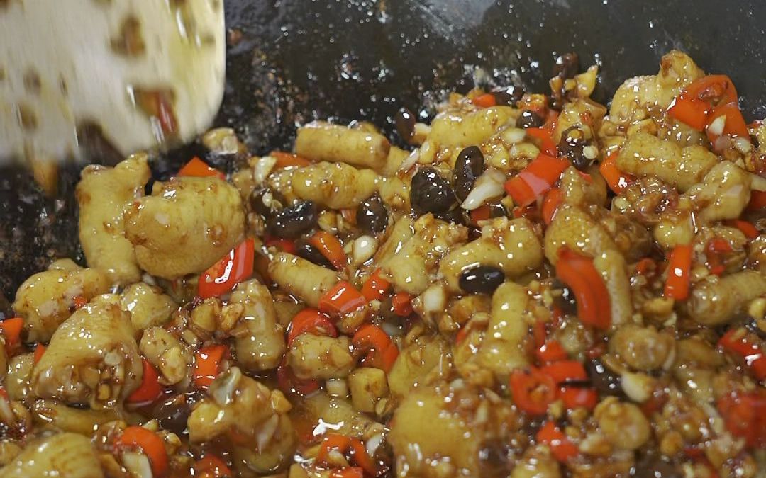 鸡爪的吃法很多种，这道干锅豉香鸡爪快试试，软烂入味，下酒又下饭