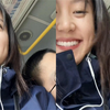 公交上男孩靠在女生肩膀上睡着，女生暗自窃喜不停偷笑太开心了