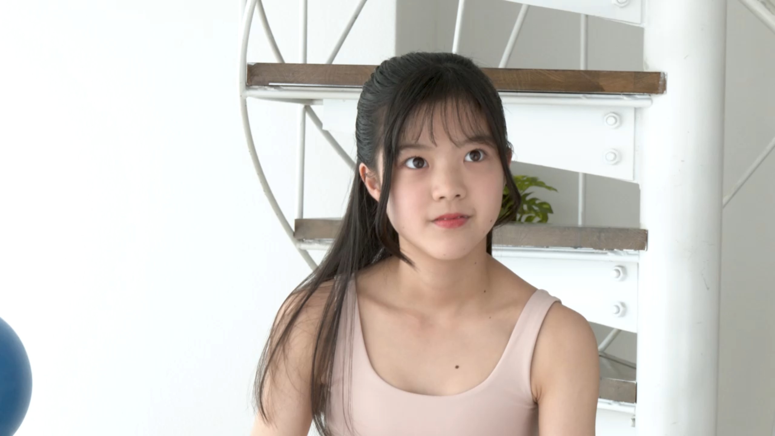 Sister Miki Inomizu made an appearance in her abs-revealing workout gear.