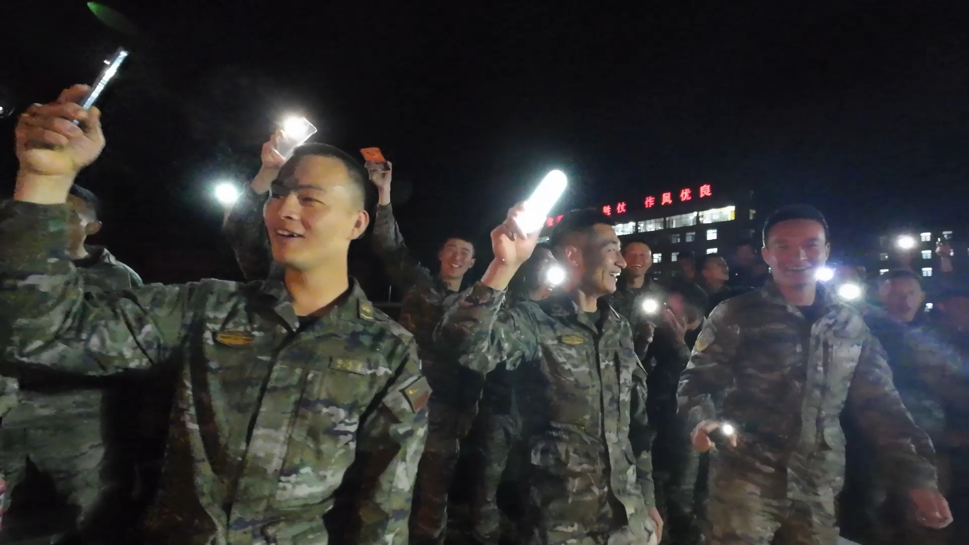 野外驻训版集体生日，氛围超暖（作者：武警天津总队 李灿宇；编辑：别特）