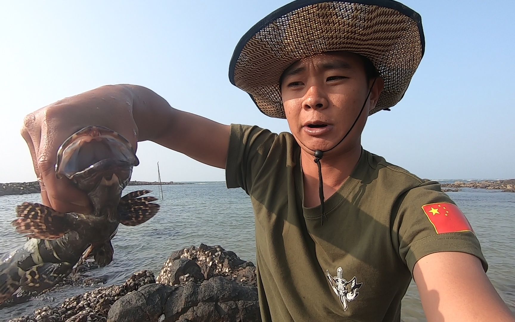 大海潮赶海运气爆棚你看阿波又逮到一斤多的海货它还想逃