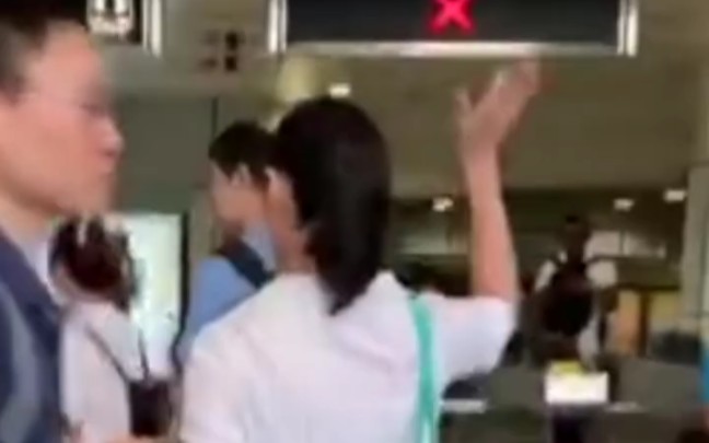 香港女孩霸气撕掉港独标语，潇洒挥手而去
