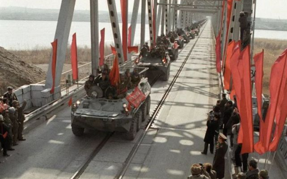 被乌兹别克斯坦拒绝入境的 阿富汗政府军向塔利班投降 大量武器装备被丢球在阿乌友谊大桥