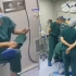 众医生手术室围成一团，麻醉医生竟扭头玩起手机，网友直呼是好事