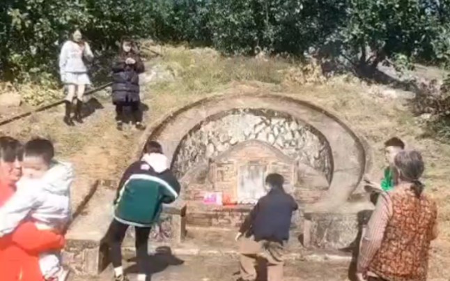 If you're going home for the Spring Festival, you have to give your ancestor a piece of