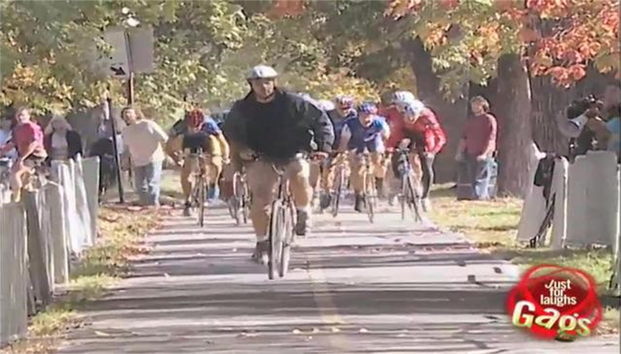 街头恶搞公园骑个自行车莫名其妙成“冠军”