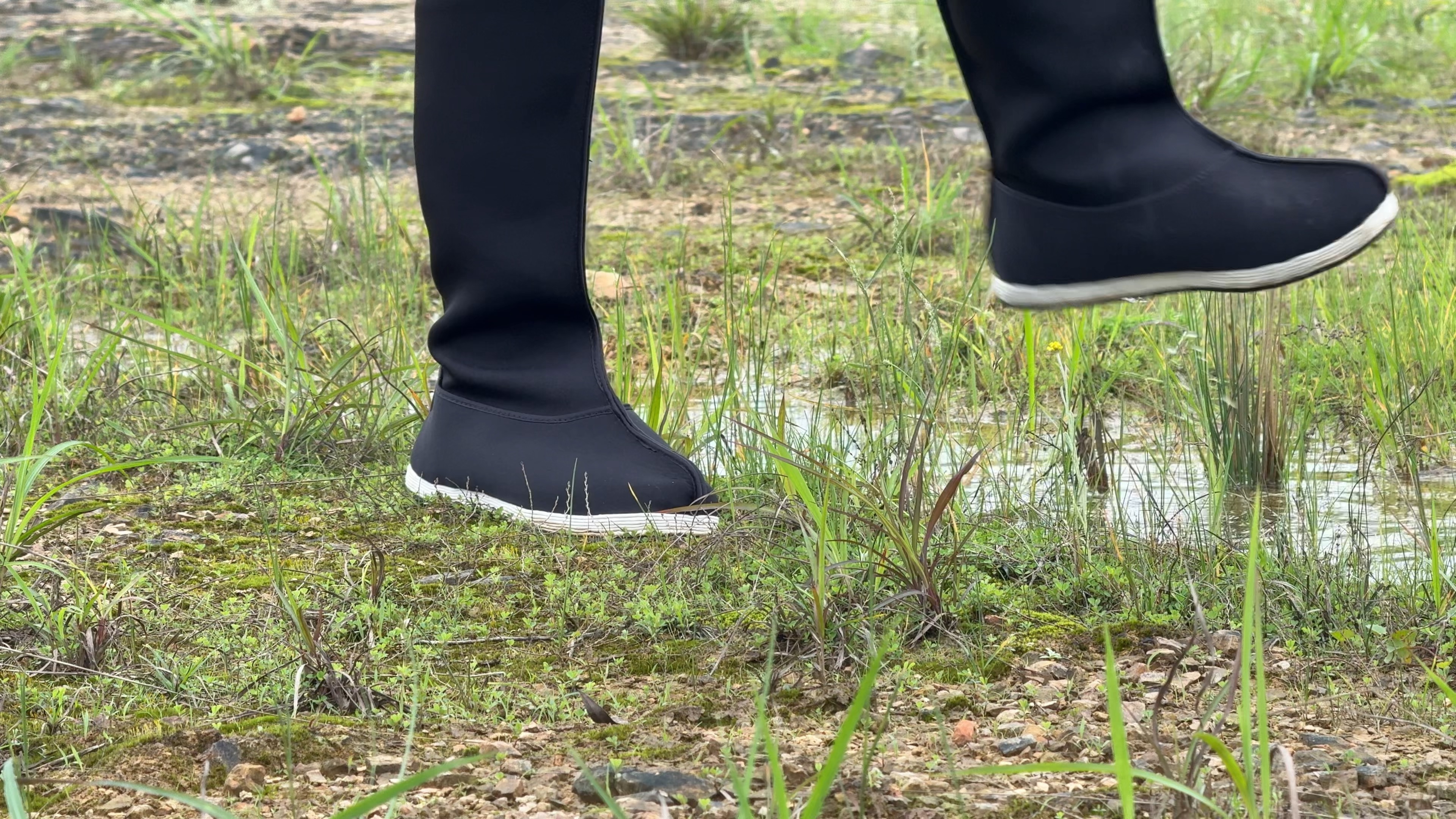 靴底脏了，洗洗