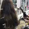 女生第一次染发想染适合她肤色又有质感的发色发型师推荐了这款