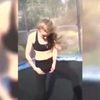 搞笑视频：美女玩蹦蹦床时突然尿了