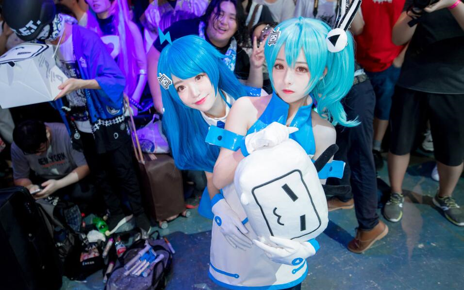 【BILIBILI WORLD 自由舞台】33娘在台上跳B With U 的时候台下的观众在干些什么呢？_哔哩哔哩_bilibili