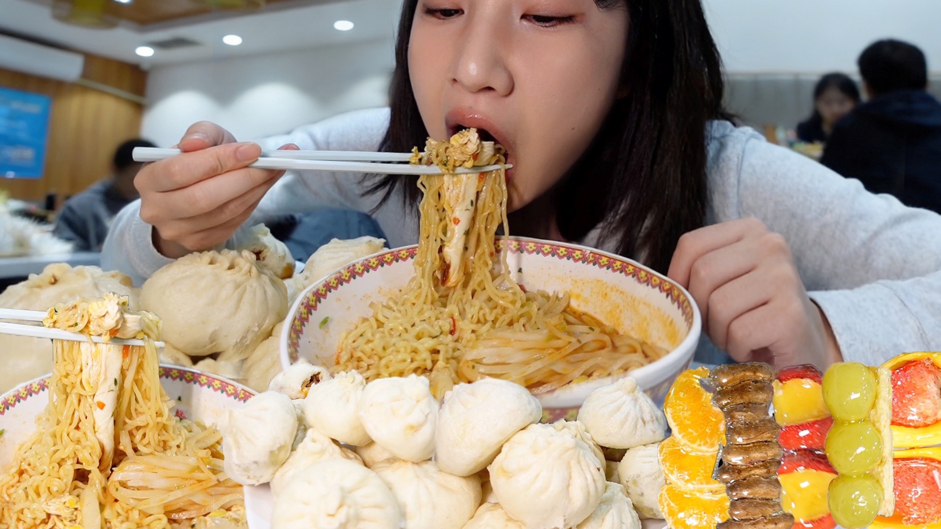 谁能拒绝一座白白胖胖的包子山？咸蛋黄包子配泡面！