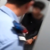 女子在厕所换衣服，隔板缝隙突亮闪光灯，报警当场抓住偷拍男