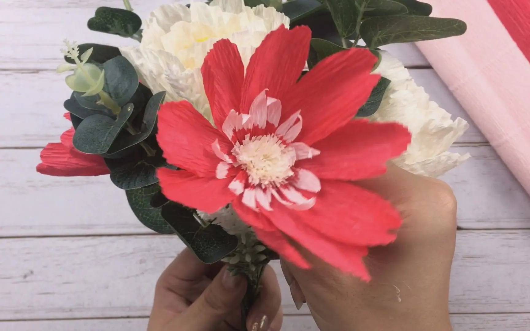 纸花教程：双层爱情粉色皱纹纸花的制作方法