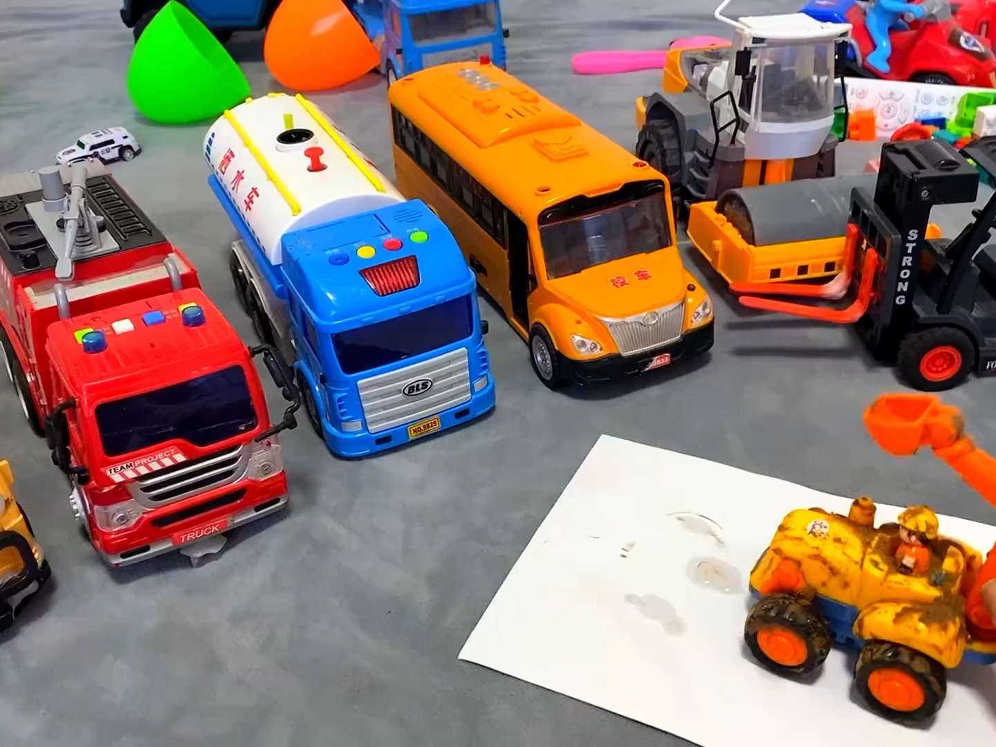 好多的玩具车，有挖掘机，有校车，有洒水车，还有消防车