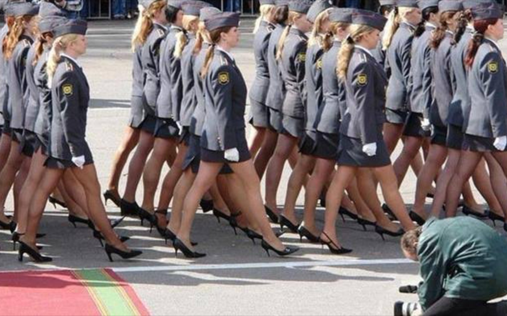 美不美看大腿 八国女兵阅兵 你喜欢哪个国家的