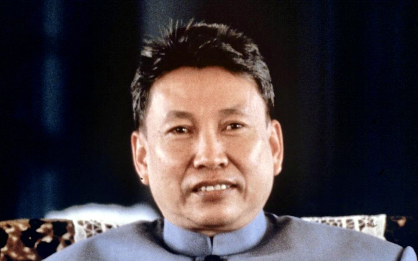 1998年，原柬埔寨红色高棉领导人波尔布特死后，被部下点了天灯。