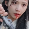 随着母亲缓缓的消失在自己怀抱，女孩再也不愿做那个任人宰割的人，他缓缓站起身来看着那个高高在上的心机女，随后