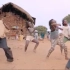 一群非洲孩子在舞蹈中找到快乐