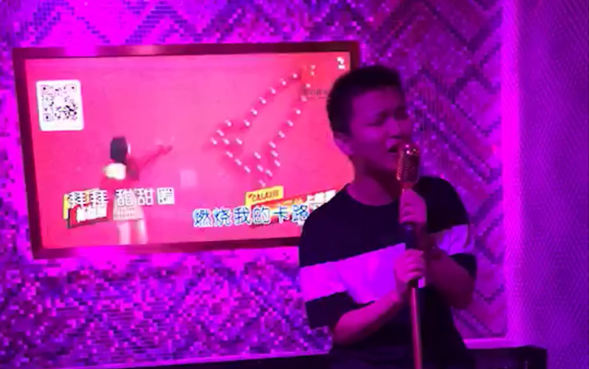 快乐的年轻人在KTV唱歌-蓝牛仔影像-中国原创广告影像素材