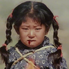 鬼子为了逼迫记者拿出罪证 ，竟丧心病狂的拿小女孩作威胁