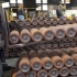 为了加速为乌克兰生产炮弹，美国连旧工厂也用上了，炮弹生产过程