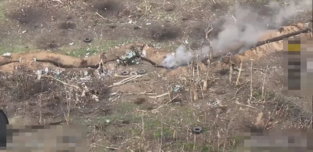 俄军无人机都看傻了！后方阵地乌军跟前面阵地撤下来的乌军激烈火并，最后都无了。