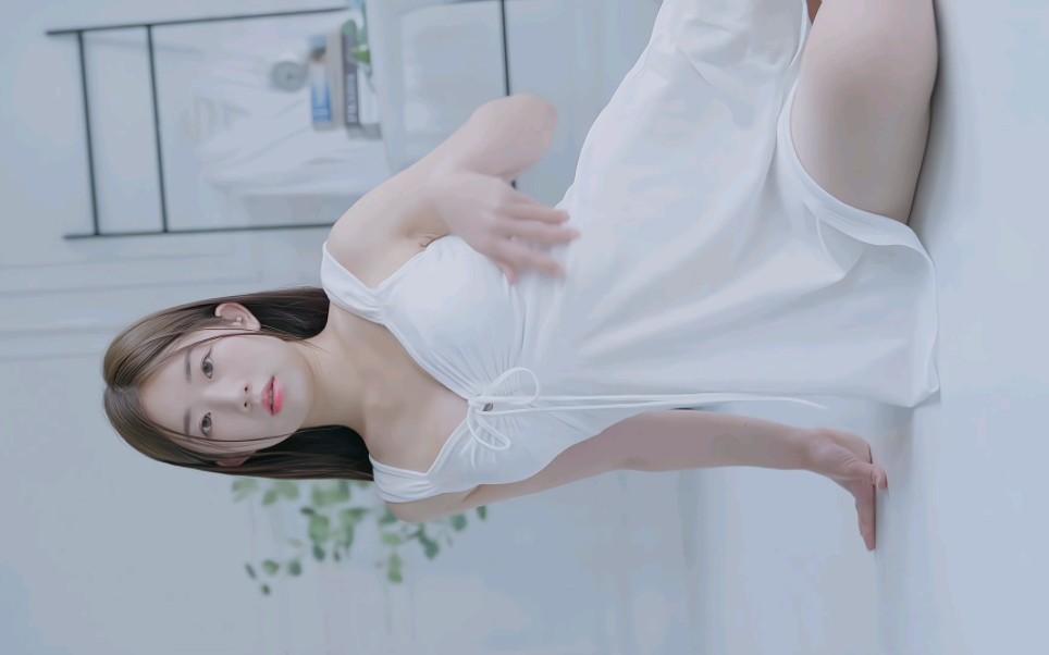 Yang Shu Yun Pure White Nightgown Wear Showcase