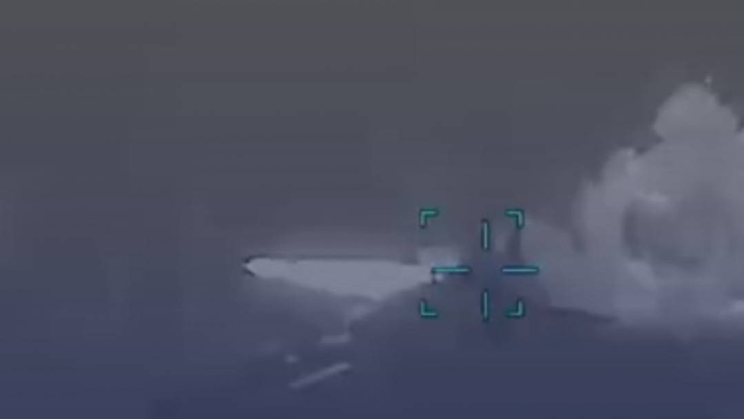 悲壮反击！伊朗护卫舰被命中时发射导弹 火光中最后一搏