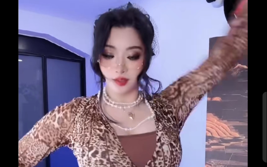 ParmyAU——猫步轻俏