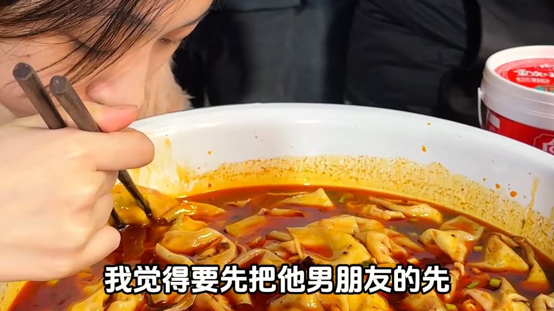 娇小妹妹带着男朋友来挑战，80个抄手没吃饱接着挑战160个！