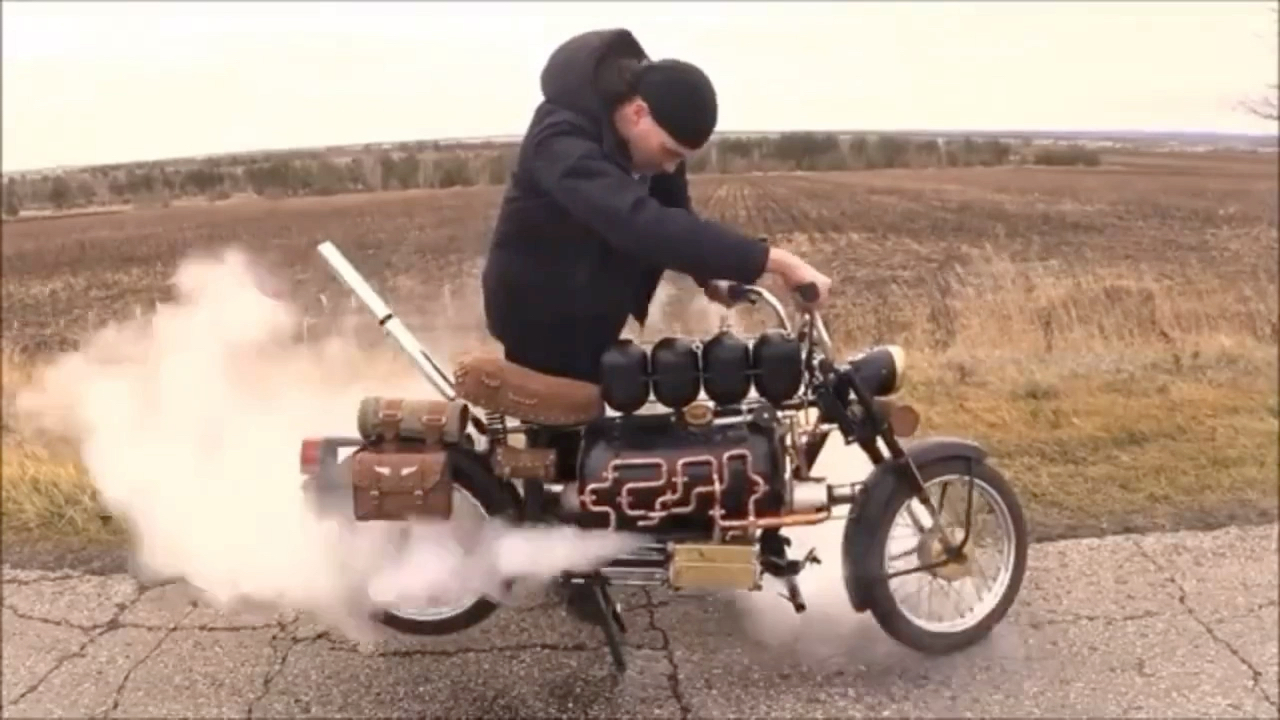 蒸汽机驱动的摩托车，还能鸣汽笛够骚气的