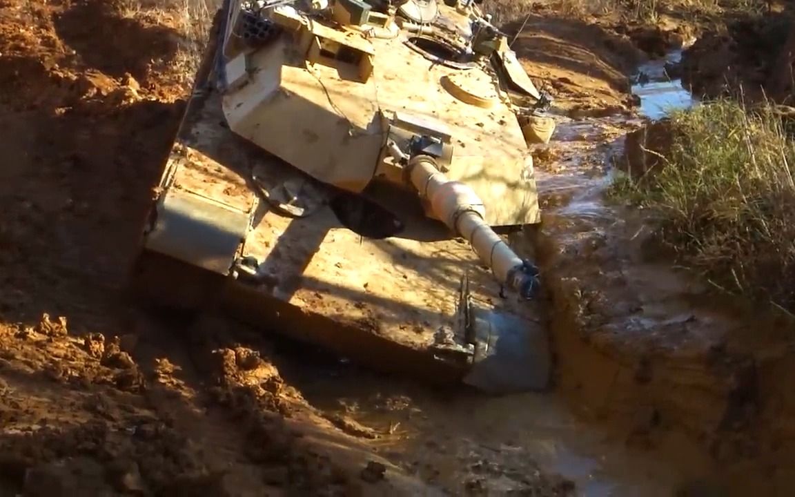 掉进茅坑，艰难爬出的M1坦克