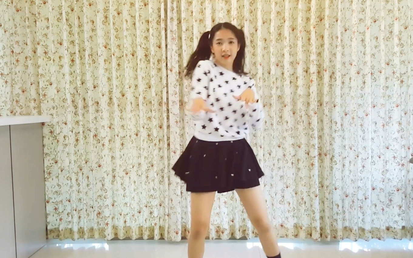 泰国dusitanoey双马尾小姐姐超火洗脑神曲momolandbboombboom蹦迪舞