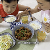 单亲母子的日常晚餐：腊味烧鸡和白菜炒豆皮，鸡肉是之前朋友从老家带给我的，简直太香了
